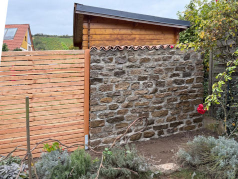 Naturstein-Sichschutzmauer